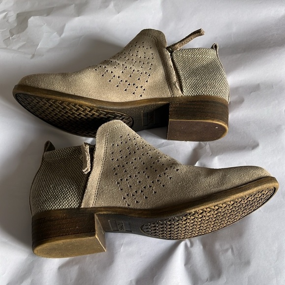 Tom’s beige zip-up booties. Size 7W - Picture 4 of 7